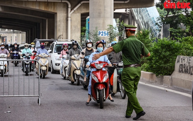 Hà Nội điều chỉnh việc kiểm tra giấy đi đường