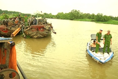 “Cát tặc” lộng hành, chống trả lực lượng thi hành công vụ ở Sài Gòn