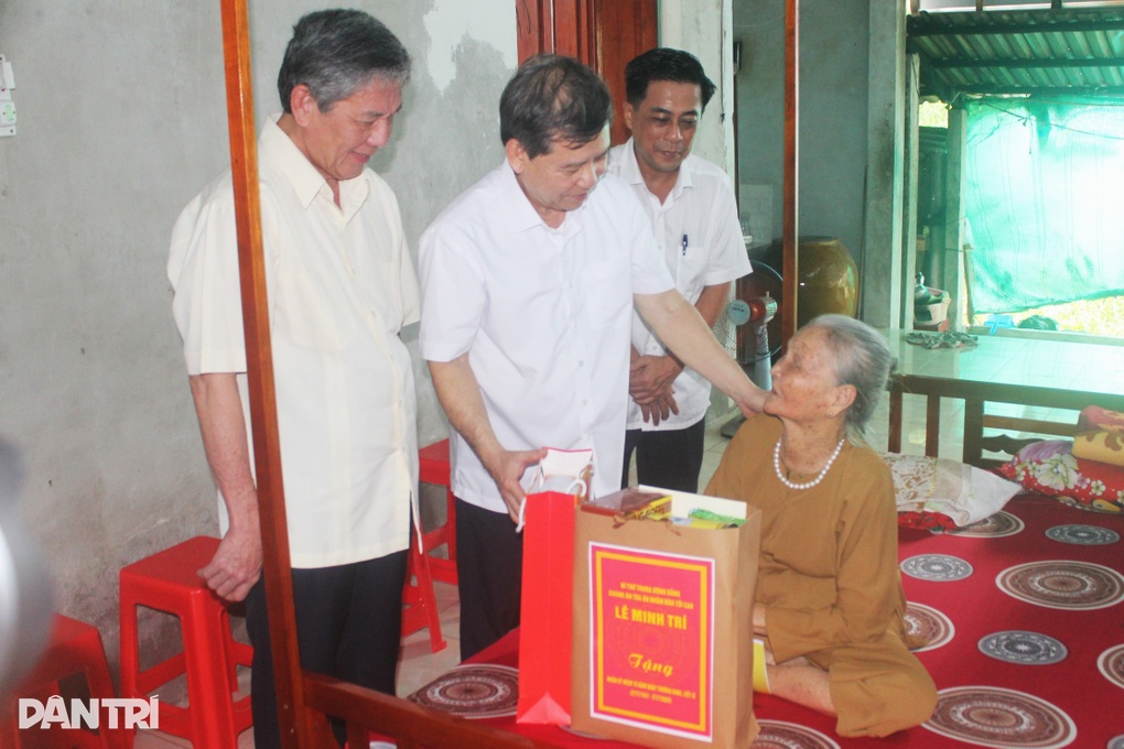 Chánh án TAND Tối cao thăm gia đình chính sách, người có công tại Vĩnh Long - 2 Chánh án TAND Tối cao thăm gia đình chính sách, người có công tại Vĩnh Long - 2