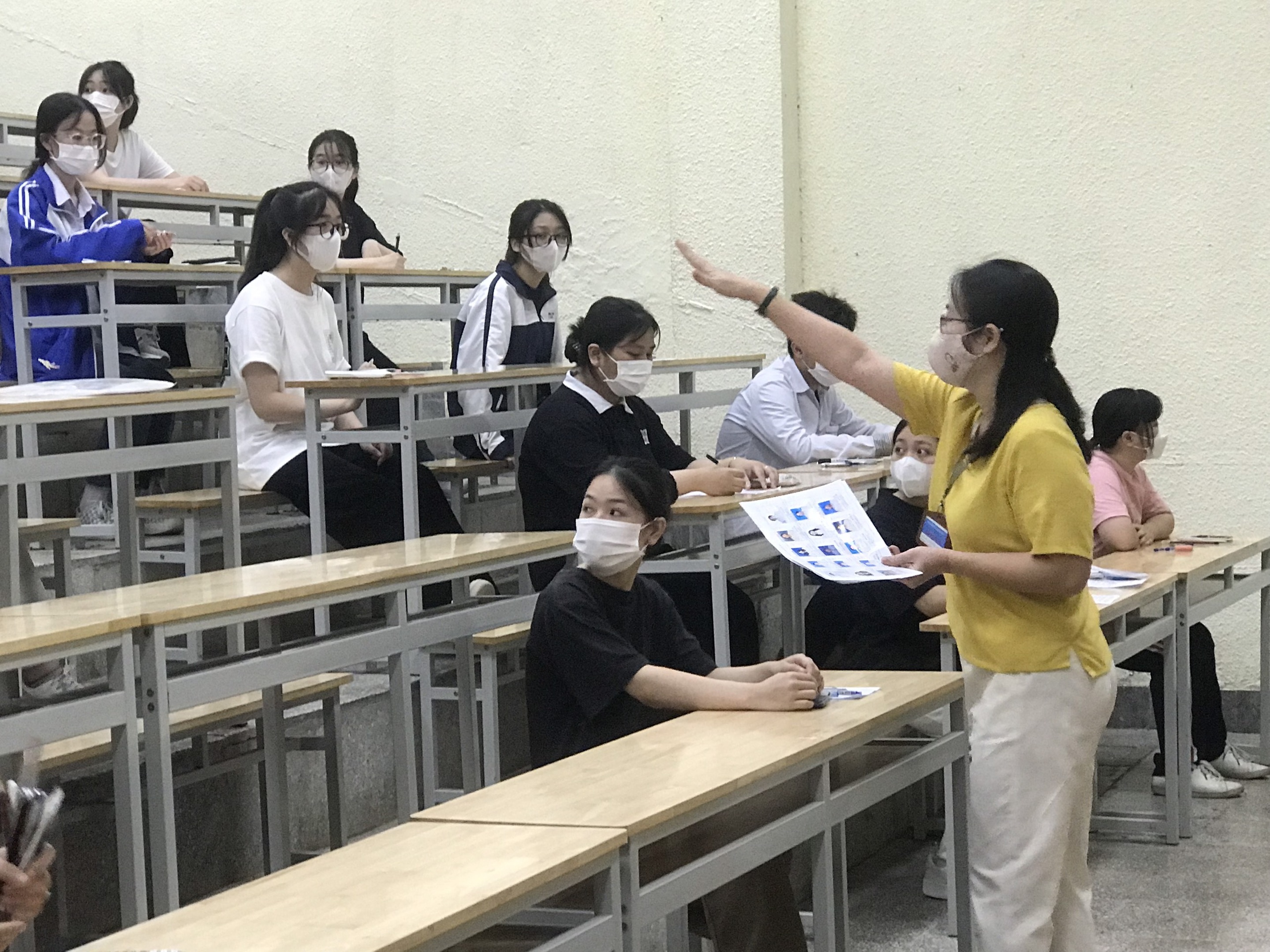 Thí sinh gặm bánh mì, lều chõng thi đánh giá năng lực Trường ĐH Sư Phạm - 5 Thí sinh gặm bánh mì, lều chõng thi đánh giá năng lực Trường ĐH Sư Phạm - 5