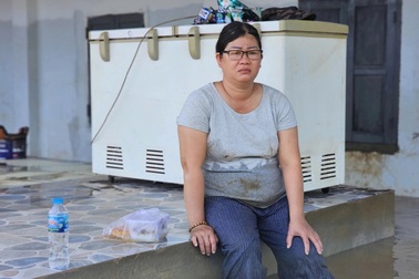 "Chạy lũ về thấy nhà cửa tan hoang, tôi như muốn xỉu"