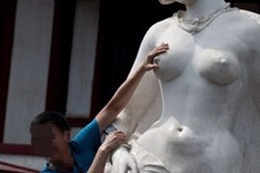 Du khách nam đua nhau sờ ngực tượng Dương Quý Phi khỏa thân