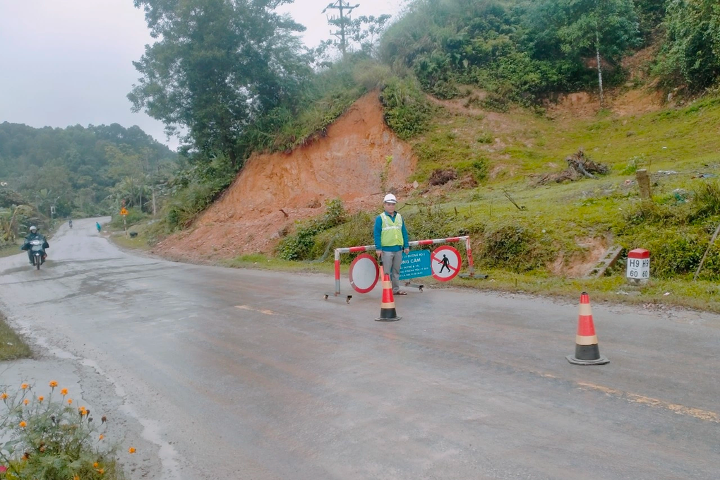 Eo Cô Gái sạt lở, đường lên Cửa khẩu quốc tế Cầu Treo tê liệt - 2 Eo Cô Gái sạt lở, đường lên Cửa khẩu quốc tế Cầu Treo tê liệt - 2