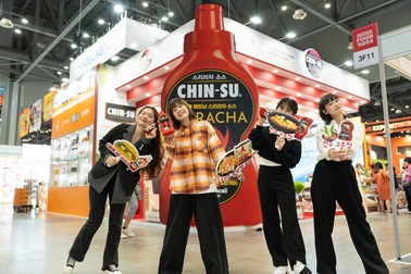 Chin-su tung bộ 4 sản phẩm tương ớt mới tại Seoul Food 2024