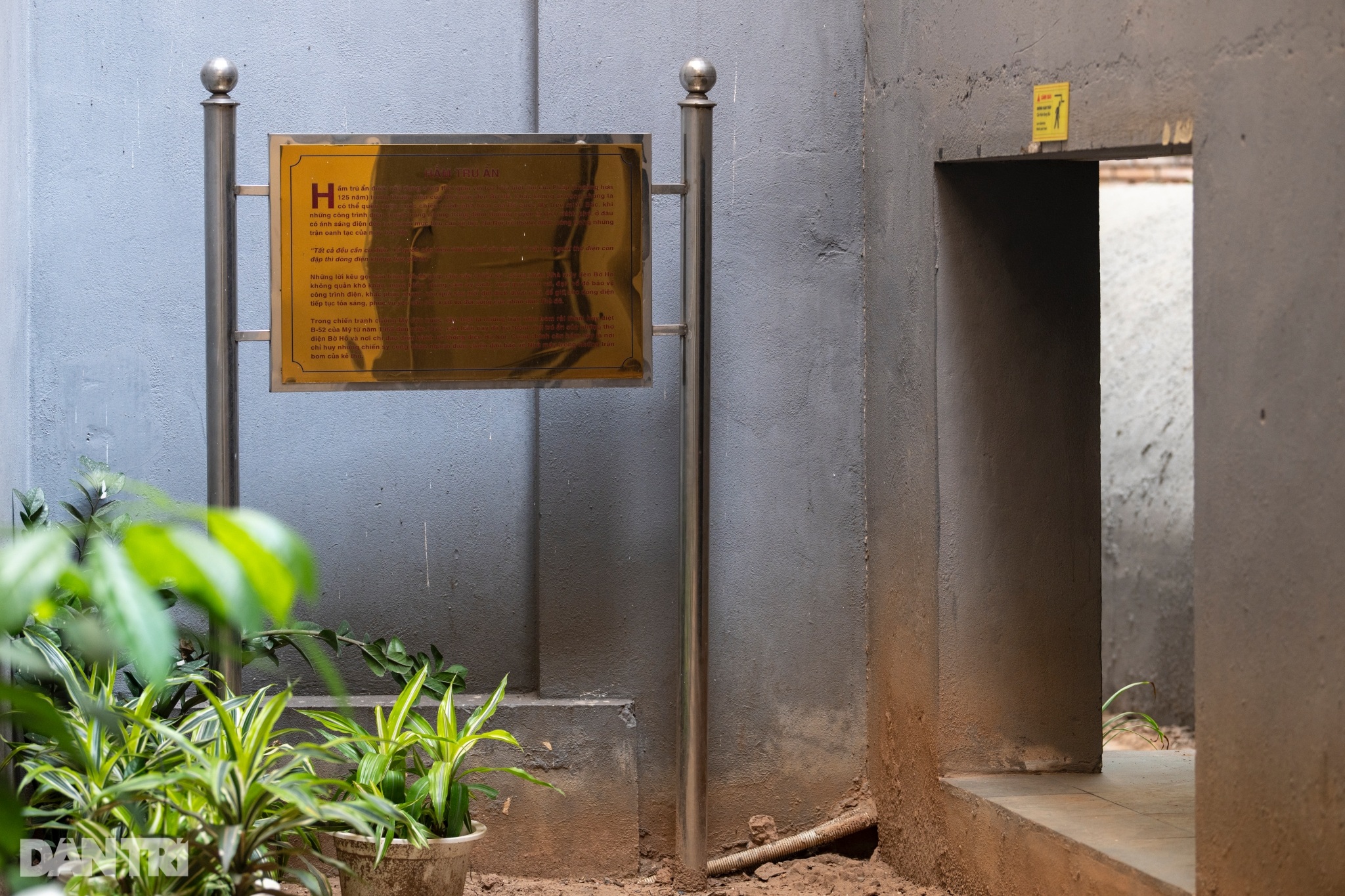 View - Hình ảnh hiếm hoi về căn hầm bí mật hơn 130 năm tuổi cạnh hồ Hoàn Kiếm | Báo Dân trí