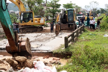Đê sông Vinh liên tiếp bị sự cố, lực lượng chức năng căng sức "vá đường"