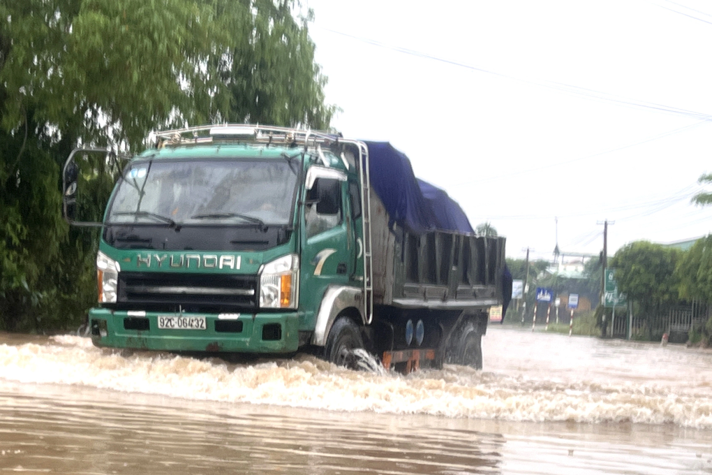 Đường quốc lộ ở Quảng Nam ngập sâu, phương tiện chật vật di chuyển - 1 Đường quốc lộ ở Quảng Nam ngập sâu, phương tiện chật vật di chuyển - 1