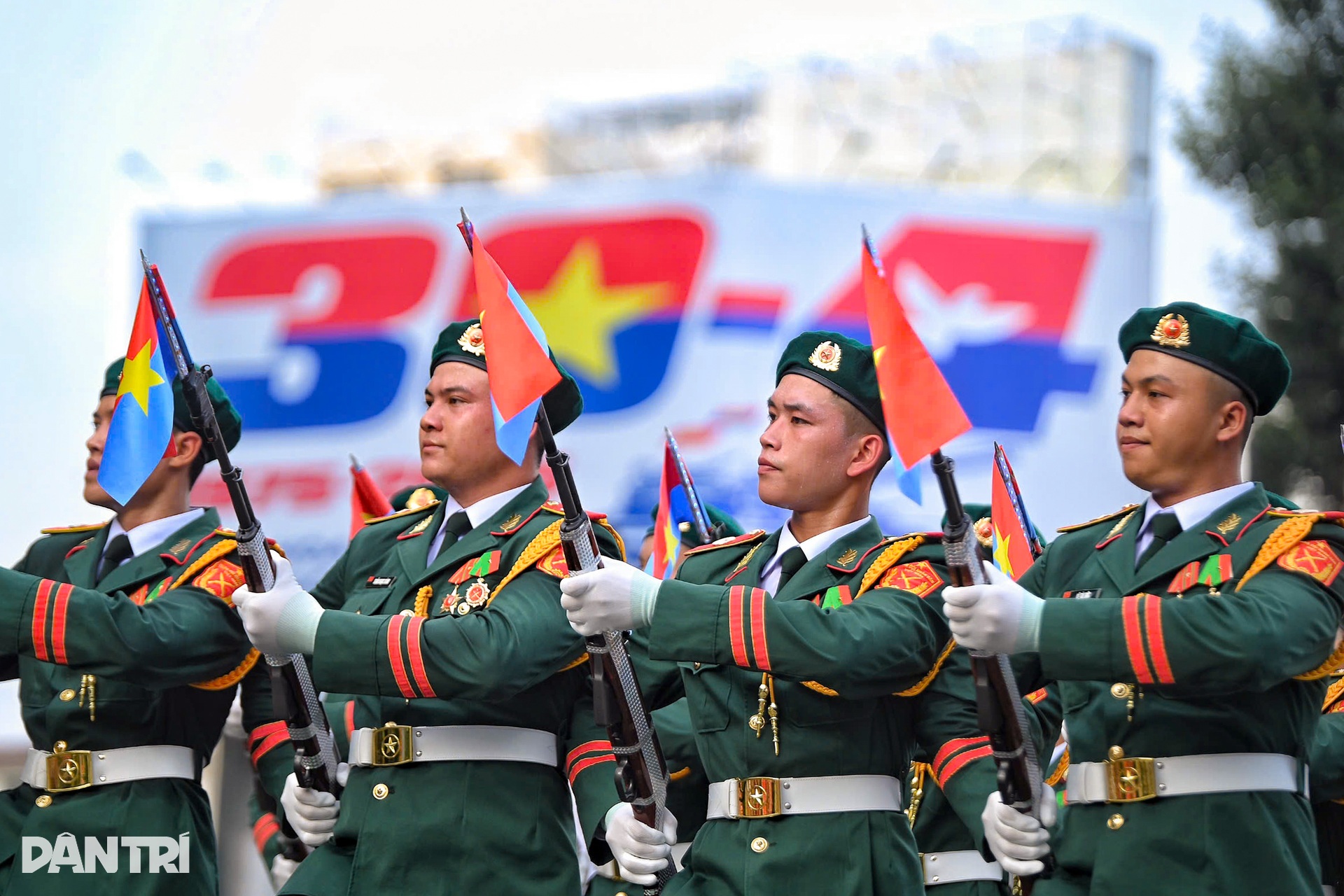 Đoàn quân kiêu hùng đi trong lòng nhân dân giữa TPHCM - 3 Đoàn quân kiêu hùng đi trong lòng nhân dân giữa TPHCM - 3