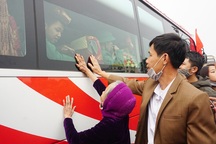 Năm xưa tiễn chồng tiễn con, nay tiễn cháu lên đường nhập ngũ