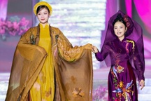 Á hậu Phương Thanh gây ấn tượng với áo dài lấy cảm hứng từ hoa sen