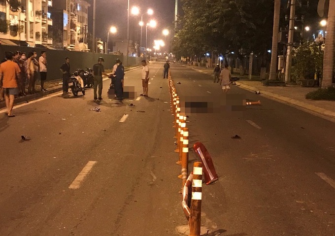 Xe máy đâm vào cọc tiêu phân làn, 1 thanh niên chết thảm, 1 người nguy kịch - Ảnh 1. Xe máy đâm vào cọc tiêu phân làn, 1 thanh niên chết thảm, 1 người nguy kịch - Ảnh 1.