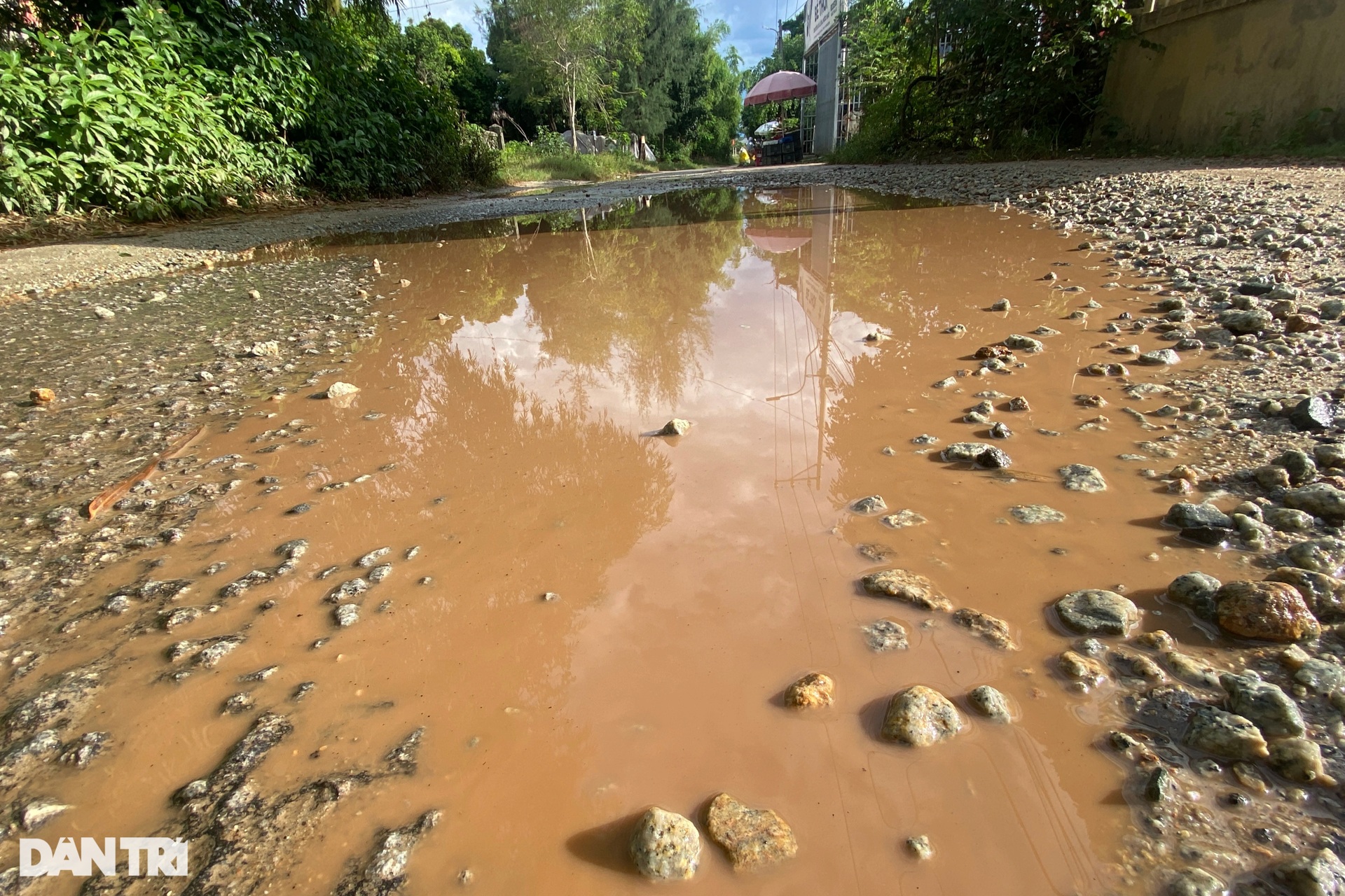 Người dân đánh vật trên 3km tỉnh lộ chằng chịt ổ gà ở Thừa Thiên Huế - 3