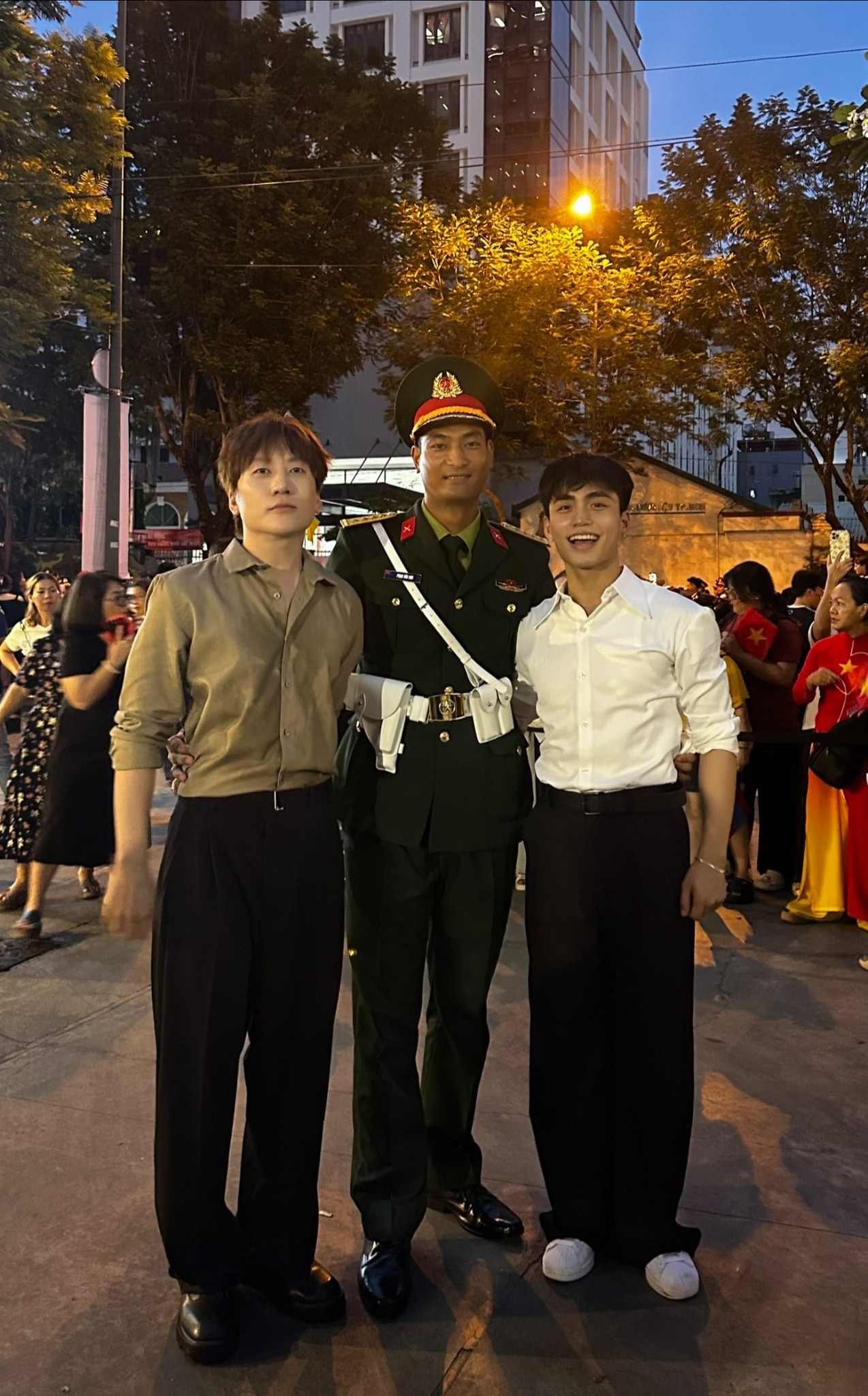 Tuấn Hưng, MONO hòa cùng dòng người xem diễu binh, còn bế con giúp khán giả - 2