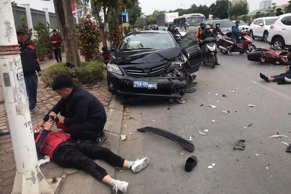 Hà Nội: Ô tô biển xanh nát đầu sau va chạm với xe máy - 1 Hà Nội: Ô tô biển xanh nát đầu sau va chạm với xe máy - 1