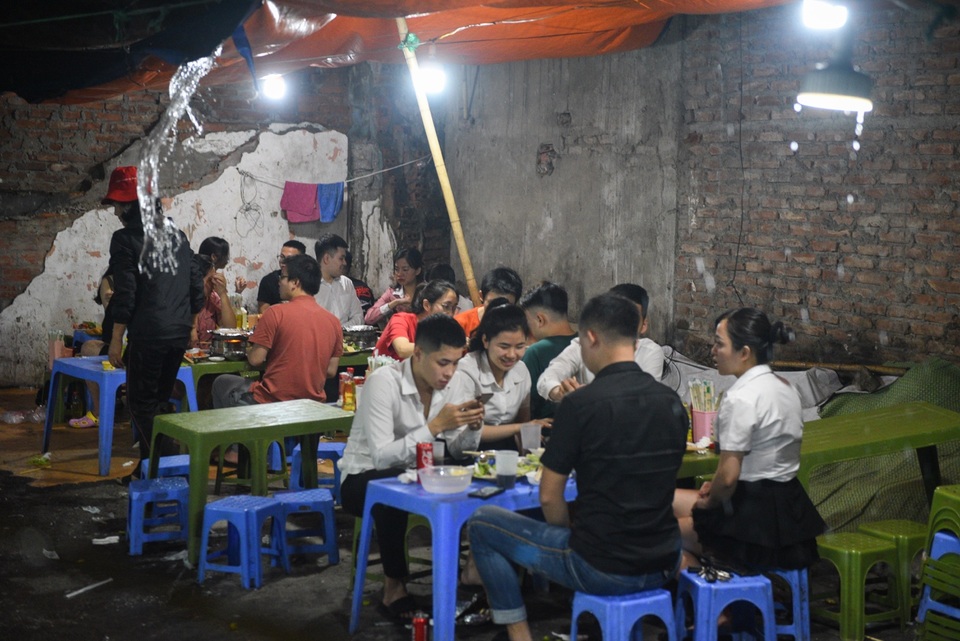 Hà Nội: Quán xá vẫn đông đúc đến tối giữa mùa dịch Covid-19 - 4 Hà Nội: Quán xá vẫn đông đúc đến tối giữa mùa dịch Covid-19 - 4