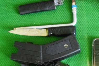 Tên trộm chạy xe tốc độ cao, dùng súng bắn điện chống trả người truy đuổi