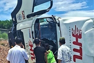 Xe tải lật nghiêng trên cao tốc, người dân phá kính cứu tài xế