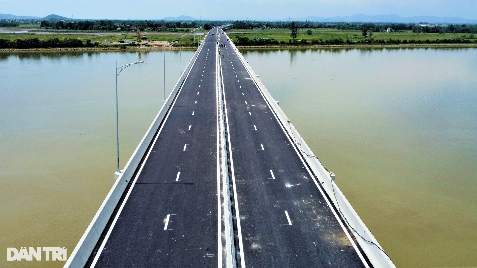 Cầu dài nhất tuyến cao tốc Bắc - Nam trước ngày thông xe - 2
