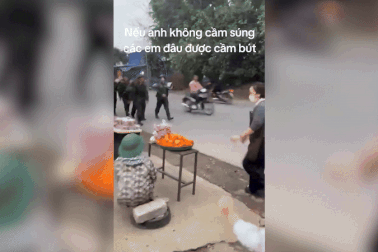 Bắt gặp bộ đội hành quân, chủ cửa hàng bán trái cây làm chuyện xúc động