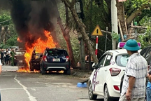 Xế hộp BMW bốc cháy ngùn ngụt giữa trưa ở Hà Nội