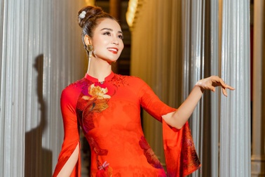 NTK Đỗ Trịnh Hoài Nam tôn vinh vẻ đẹp của phụ nữ qua tà áo dài