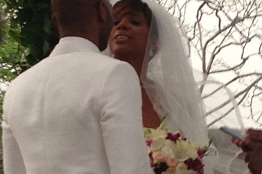 Hé lộ ảnh về đám cưới bí mật của Kelly Rowland 