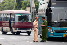 Cảnh sát phong tỏa đường cả ngày để kiểm tra quán bar ở TPHCM