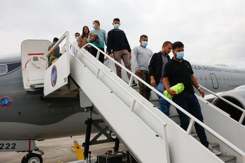 Ông Trump tính tặng tiền, vé máy bay cho người nhập cư tự trục xuất