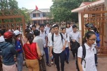 Hàng trăm thí sinh vắng mặt trong buổi thi Toán