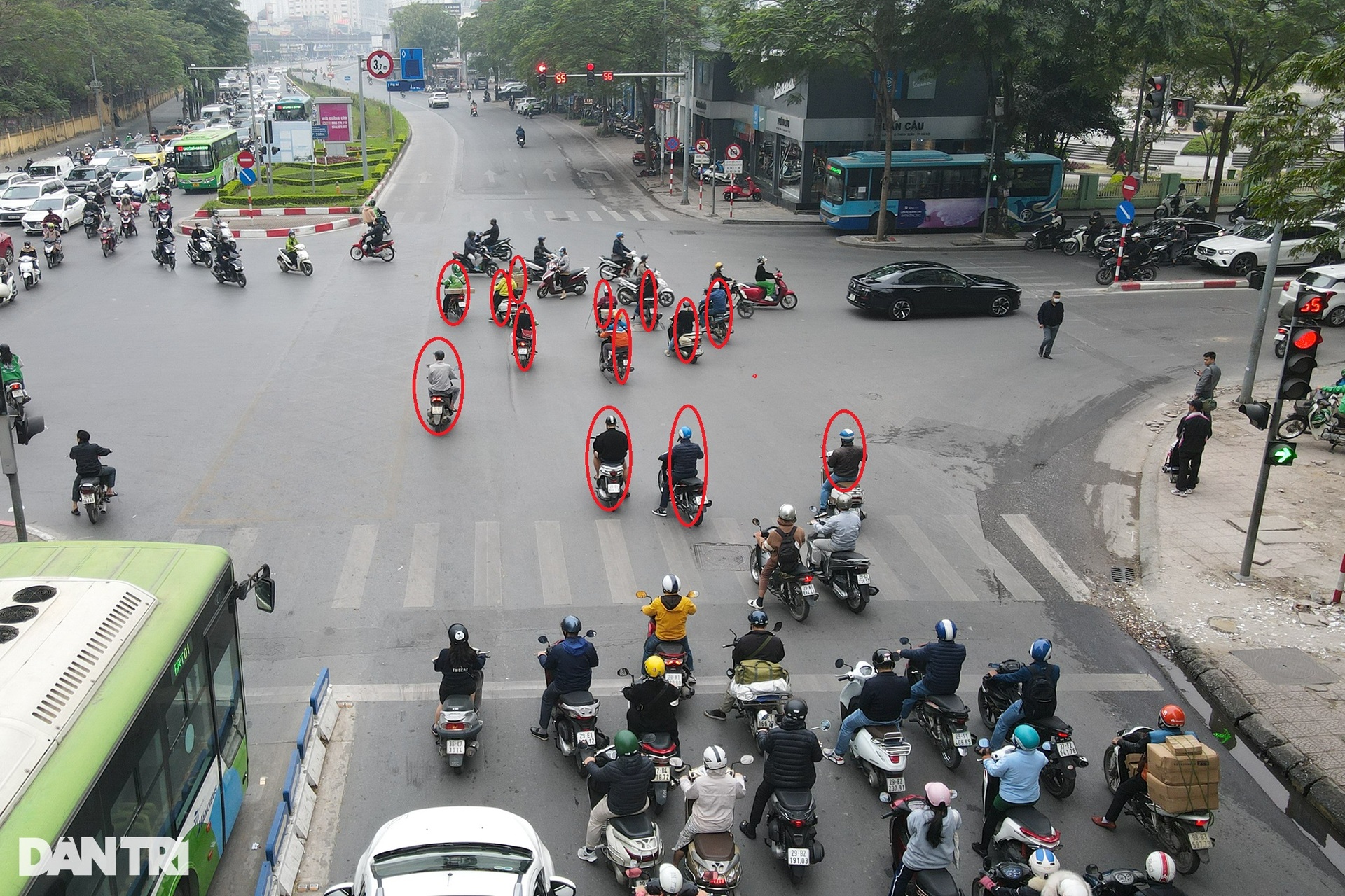 1001 kiểu vượt đèn đỏ tại Hà Nội - 1 1001 kiểu vượt đèn đỏ tại Hà Nội - 1