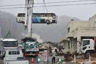 Di dời xe buýt “bay” lên nóc nhà do sóng thần 