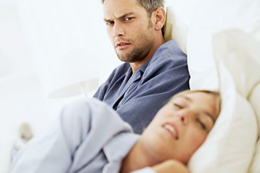 Chồng gọi điện cầu cứu cảnh sát vì vợ... ngáy to như “tiếng xe máy nổ”