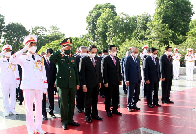 Lãnh đạo Đảng, Nhà nước viếng Chủ tịch Hồ Chí Minh và đặt vòng hoa tưởng niệm các Anh hùng, liệt sĩ - Ảnh 2.