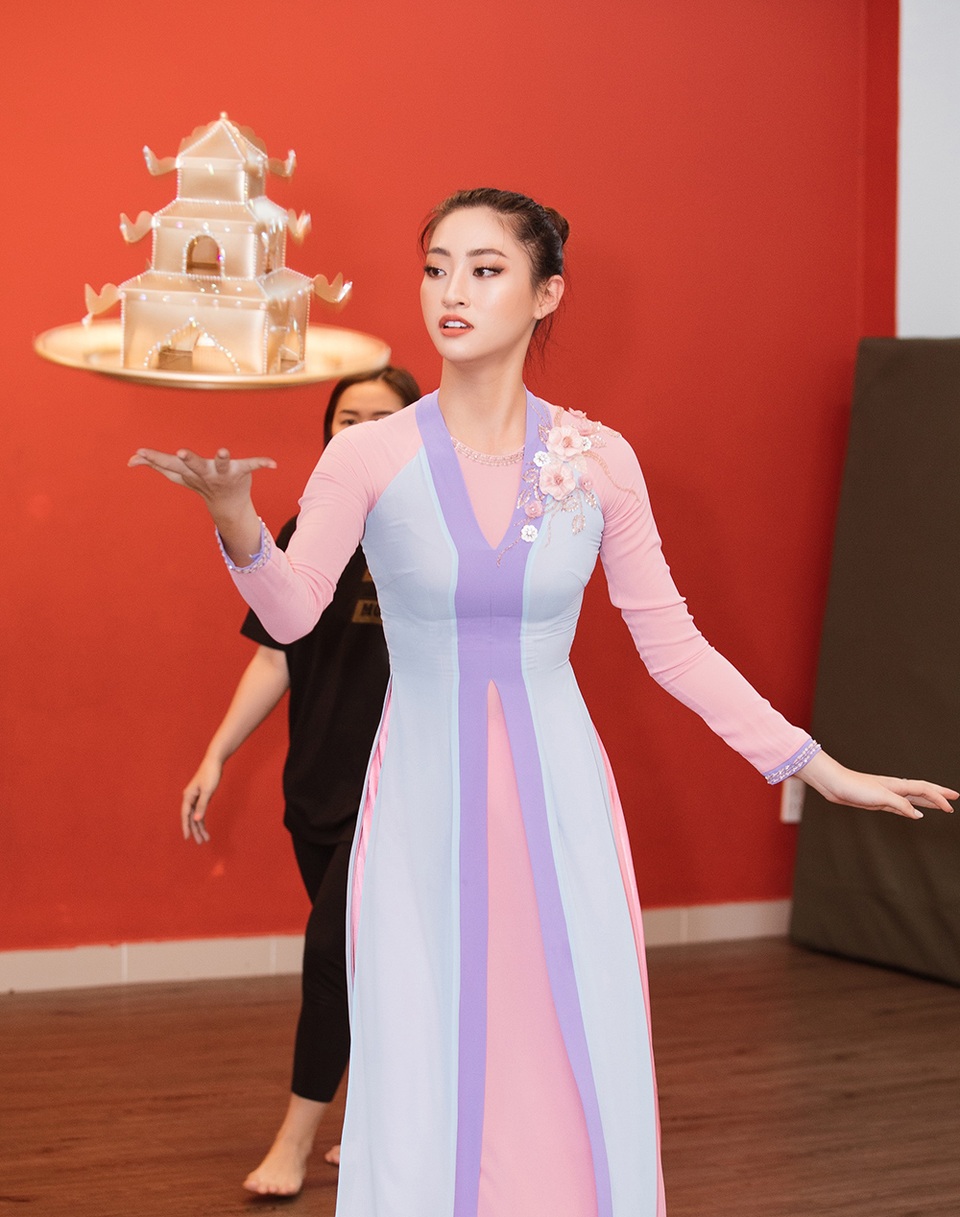 Lương Thùy Linh tiết lộ tiết mục đặc biệt diễn trong đêm chung kết Hoa hậu Thế giới - 1 Lương Thùy Linh tiết lộ tiết mục đặc biệt diễn trong đêm chung kết Hoa hậu Thế giới - 1