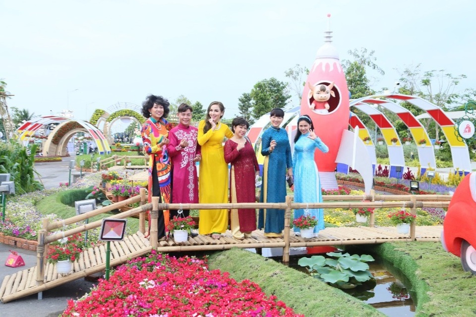 Ngắm đường hoa nghệ thuật Cần Thơ trước giờ đóng cửa - 7 Ngắm đường hoa nghệ thuật Cần Thơ trước giờ đóng cửa - 7