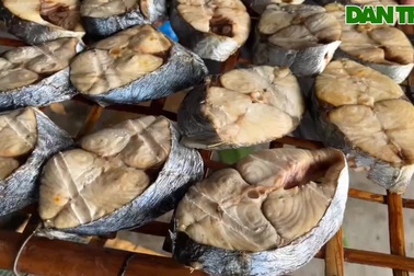 Lò nướng cá ở thị xã Cửa Lò hoạt động hết công suất phục vụ Tết