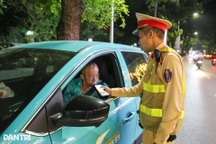 CSGT kiểm tra cồn hàng trăm tài xế taxi, xe ôm, không phát hiện vi phạm