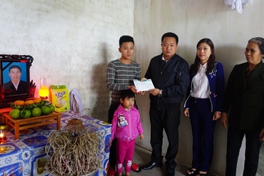 Hơn 70 triệu đến cậu học trò mồ côi mắc bệnh tim một mình nuôi em