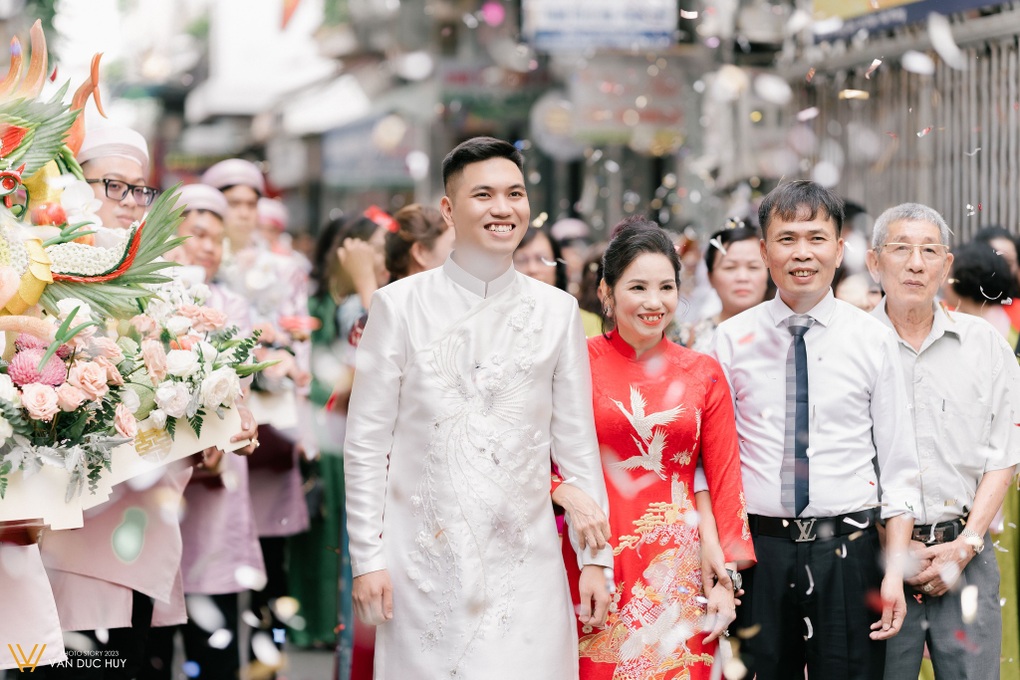 Đám cưới khủng ở Hải Phòng: 23 tráp 46 người bê, dàn ô tô tiền tỷ đón dâu - 2