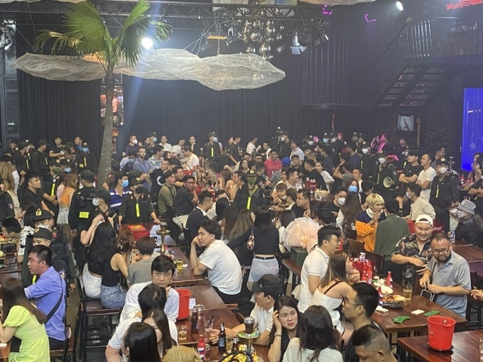 Lực lượng chức năng kiểm tra cơ sở kinh doanh Beer Garden Poc Poc ở quận 3, TP HCM. Nguồn: VOV