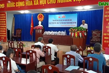Hội Khuyến học Bạc Liêu phối hợp trao học bổng cho học sinh nghèo hiếu học