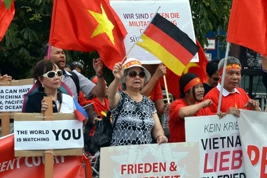 Người Việt tại Đức biểu tình đòi Trung Quốc tôn trọng phán quyết PCA