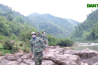 Lực lượng biên phòng Tam Thanh tuần tra chặn dịch Covid-19.