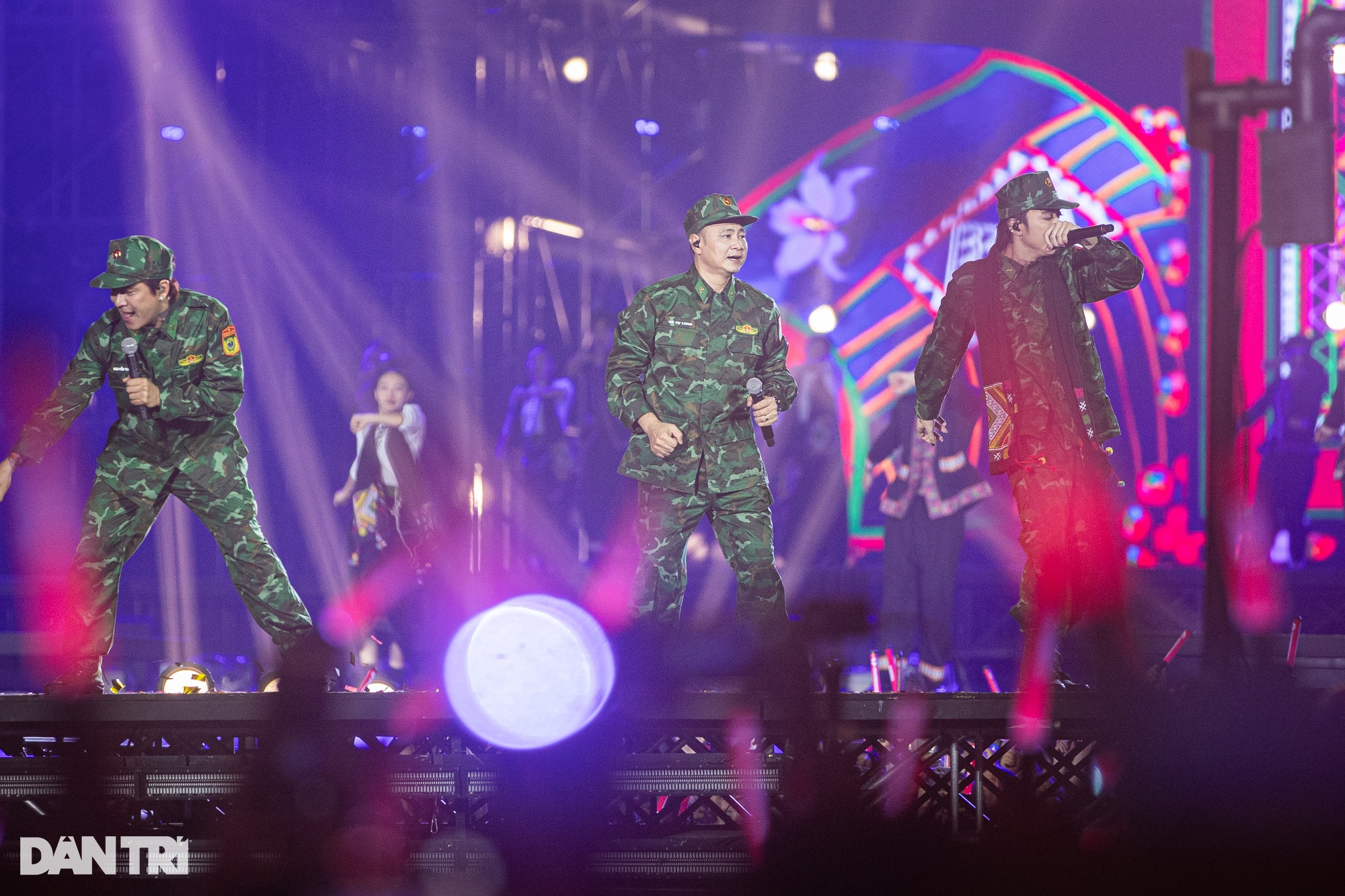 Concert Anh trai: 5 tiếng bùng nổ, vạn khán giả hò hét dưới mưa nhân tạo - 5 Concert Anh trai: 5 tiếng bùng nổ, vạn khán giả hò hét dưới mưa nhân tạo - 5