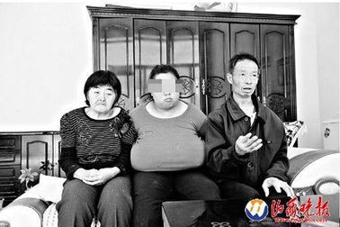 Cô gái có bộ ngực khổng lồ nặng đến 5kg 