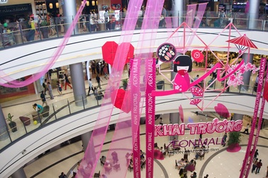 Người dân Thủ đô đổ xô về Trung tâm thương mại Nhật trong ngày đầu khai trương