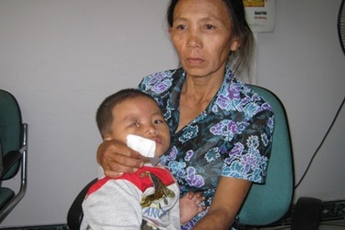 Xin cứu con mắt còn lại của đứa bé không cha