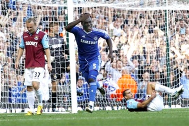 Essien lập cú đúp, Chelsea tiếp tục mạch toàn thắng