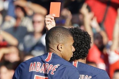 Hùng hổ đẩy ngã đối thủ, Mbappe lĩnh án phạt nặng