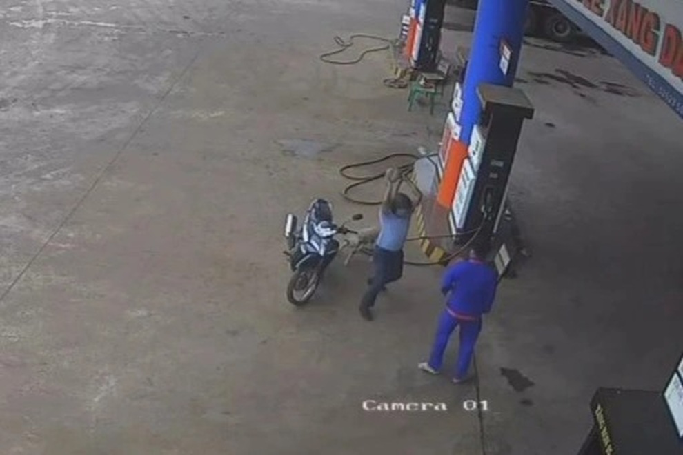 Công an vào cuộc vụ nguyên phó chủ tịch huyện ném sầu riêng - 1 Công an vào cuộc vụ nguyên phó chủ tịch huyện ném sầu riêng - 1